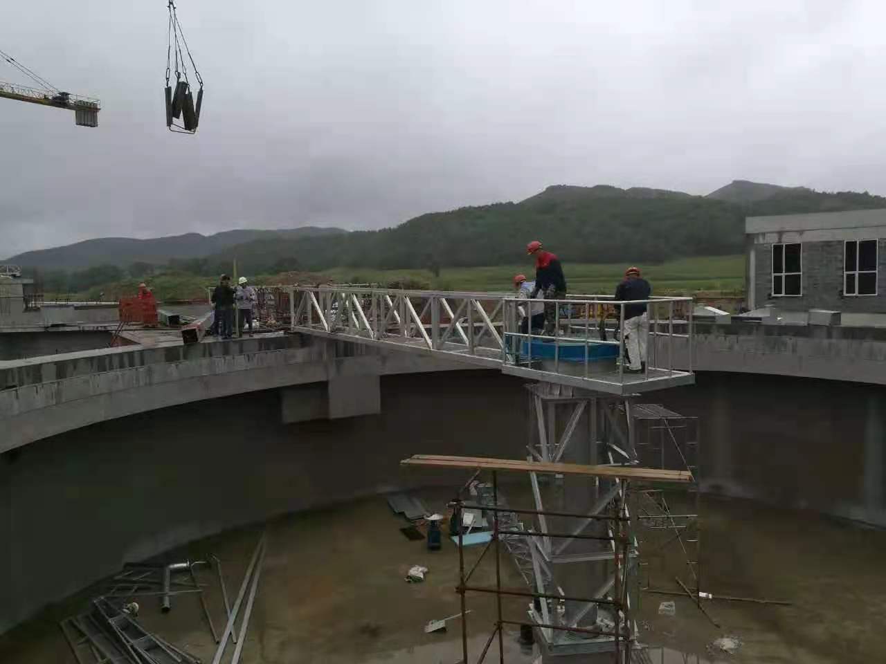 Sludge dewatering system