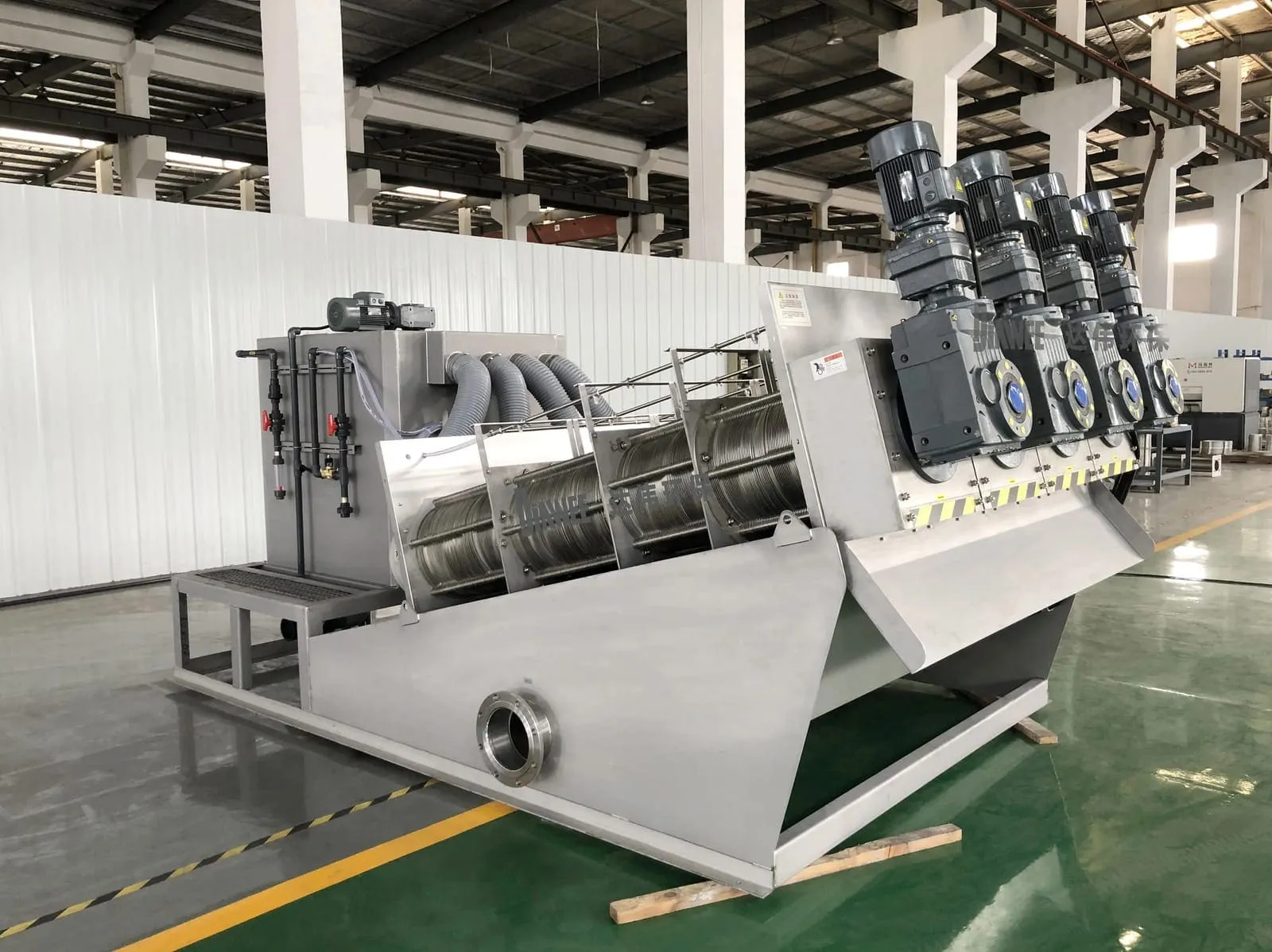 Sludge dewatering screw press
